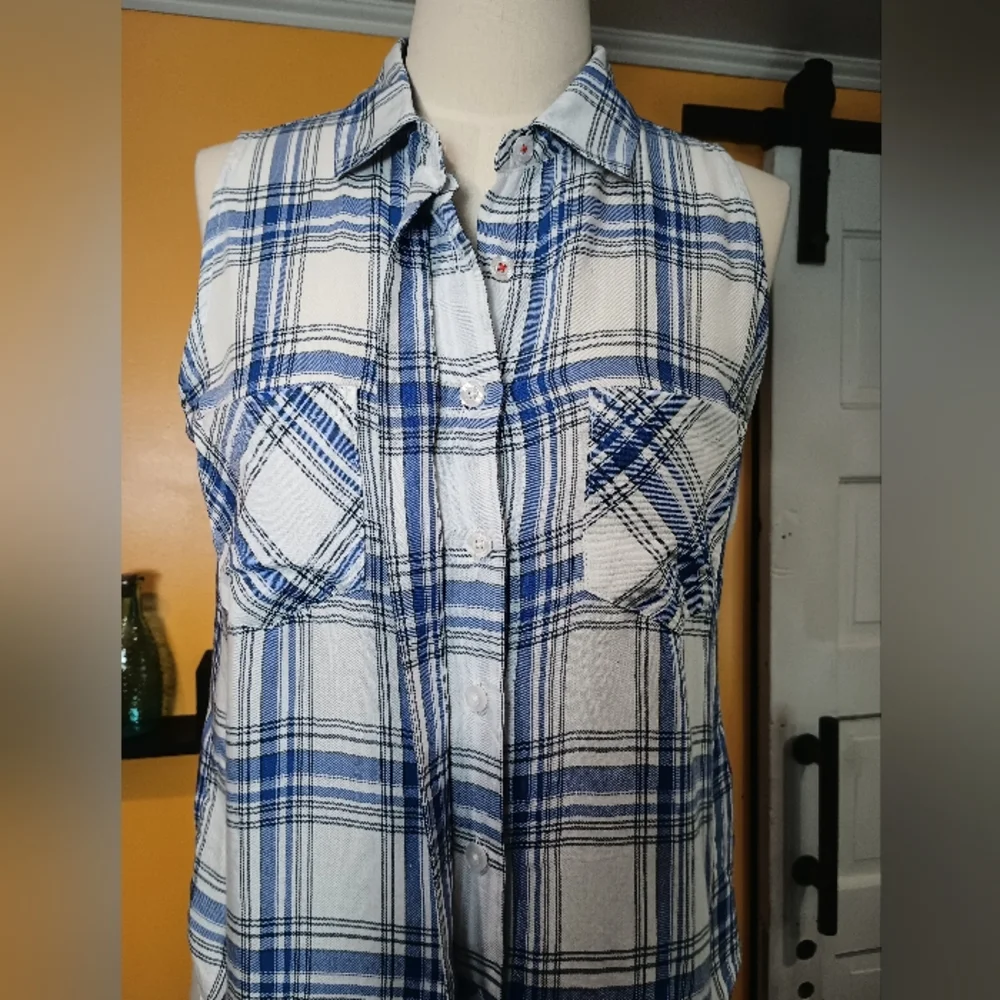 Max Jean's Blue and White Plaid Sleeveless Button Down Top Size M - Picture 6 of 11